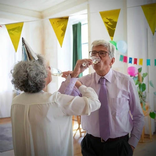 Pareja cincuenta años matrimonio