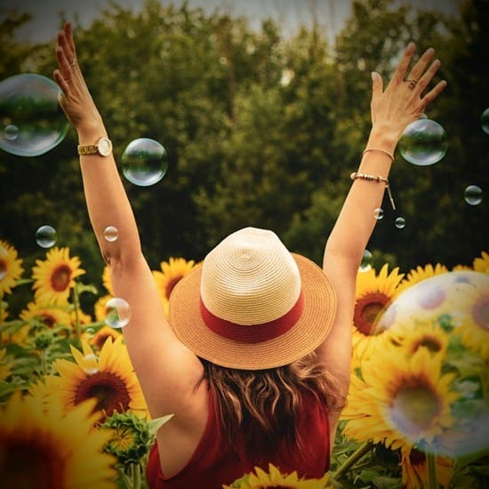 Mujer en campo de girasoles