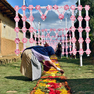 Mujer decorando la calle por Navidad