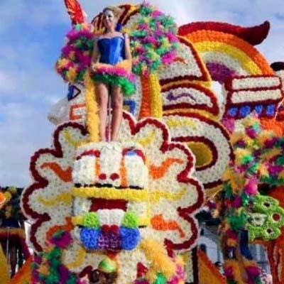 Chicas en carroza de flores