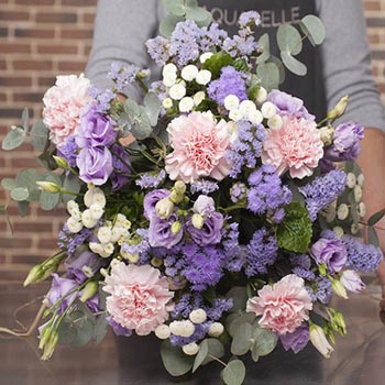 Florista con un ramo Chic Lisianthus