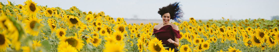 Mujer rodeada de girasoles