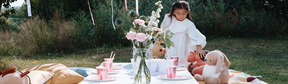 Niña cumpleaños jardín