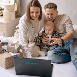 Padres con su bebé viendo PC