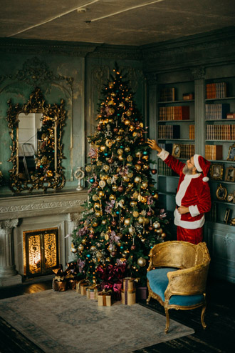 Santa Claus adornadno árbol de navidad.