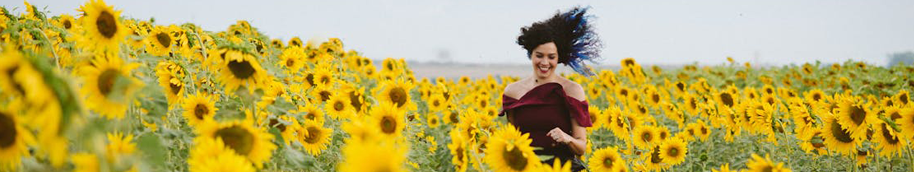 banner-mujer-rodeada-girasoles-914x172