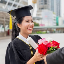 chica-graduada-flores